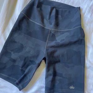 Alo Yoga Biker Shorts Camo - Size Medium